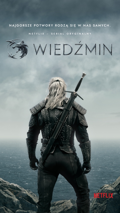 Plakat serialu Wiedźmin, glówna postać stojąca tyłem na tle, widać założony na plecach miecz oraz jego długie włosy