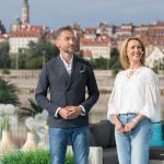Piotr Kraśko i Anna Kalczyńska stoją w studio Dzień Dobry Wakacje TVN
