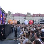 Publiczność koncertu Lato z Radiem i Telewizją Polską na Placu Zamkowym w Lublinie