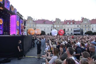 Publiczność koncertu Lato z Radiem i Telewizją Polską na Placu Zamkowym w Lublinie