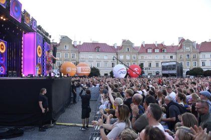 Publiczność koncertu Lato z Radiem i Telewizją Polską na Placu Zamkowym w Lublinie