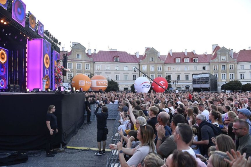 Publiczność koncertu Lato z Radiem i Telewizją Polską na Placu Zamkowym w Lublinie