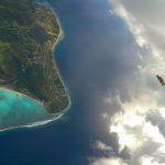 Skoczkowie wingsuit nad tropikalną wyspą