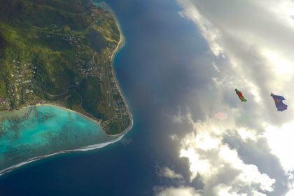 Skoczkowie wingsuit nad tropikalną wyspą