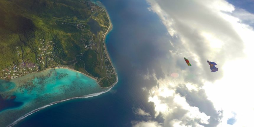 Skoczkowie wingsuit nad tropikalną wyspą
