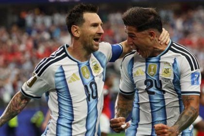 Lionel Messi i Enzo Fernández podczas mundialu