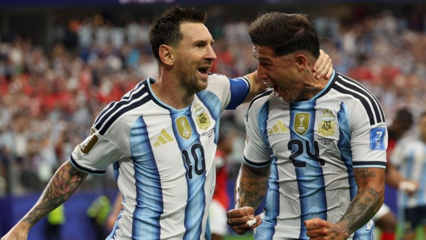 Lionel Messi i Enzo Fernández podczas mundialu