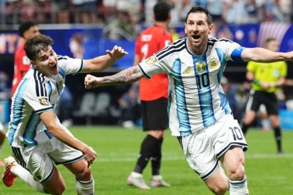 Lionel Messi cieszący się z bramki