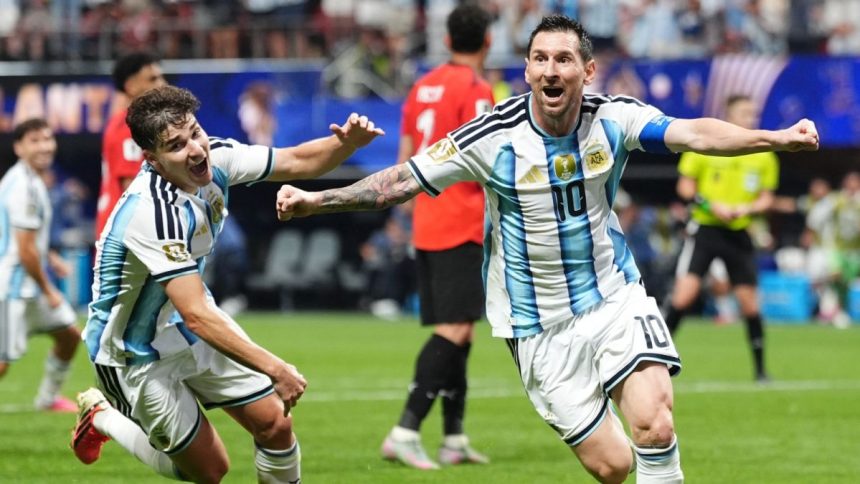 Lionel Messi cieszący się z bramki